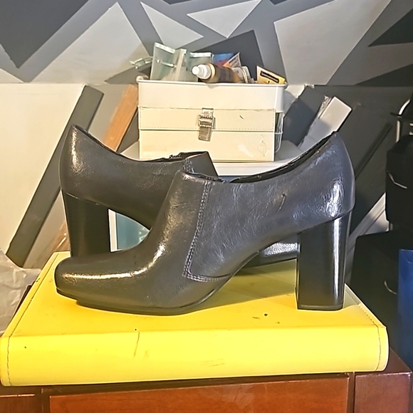 New Franco Sarto Designer Ankle Boots, Sz 8.5, Gray, 3" Think Heel, Side Zipper. - Picture 7 of 9